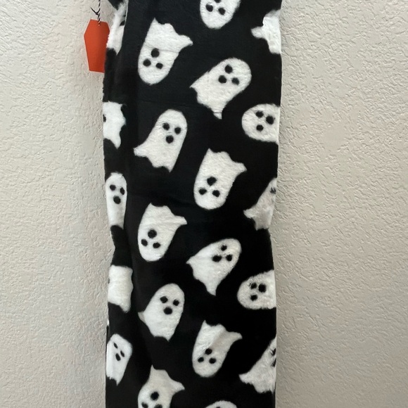 👻‎ Storehouse Faux Fur Oversized Ghost Throw Blanket 👻 NWT - Picture 2 of 5